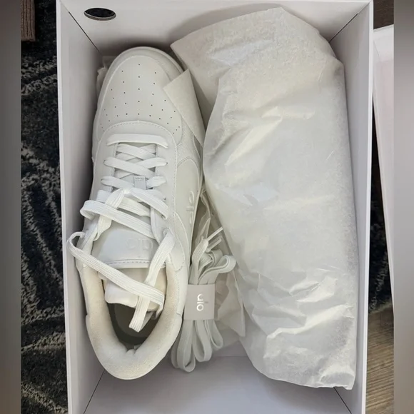 NIB Alo Recovery Mode Sneaker - Natural White/Gum - Picture 6 of 8